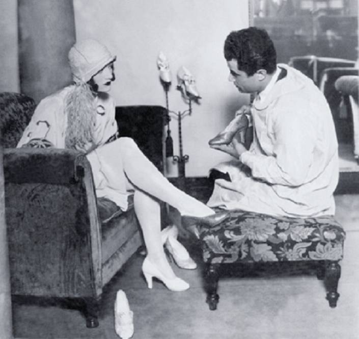 励志大戏｜有个穷人家的孩子，辍学做鞋匠创建了时尚王国