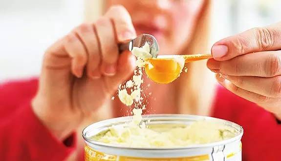 进口奶粉好还是国产奶粉好求推荐 (中老年吃进口奶粉和国产奶粉区别)