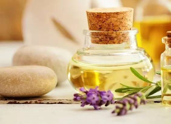 别小看这两样东西能够救命,精华油的几大美肤功效你都了解吗