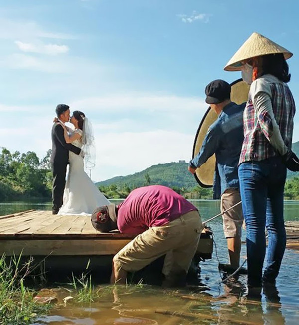 婚纱照俏皮可爱拍照姿势,摄影师给别人拍照的姿势