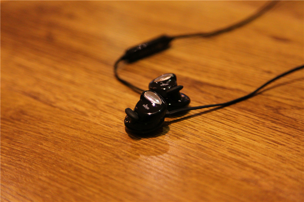 有线耳机唯一的好处是不怕没电,磁吸式耳机更换电池