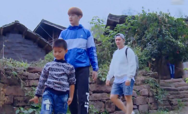 爸爸4里腼腆小男孩终于有台词了，还挺活泼的，原来名字叫欣宇！