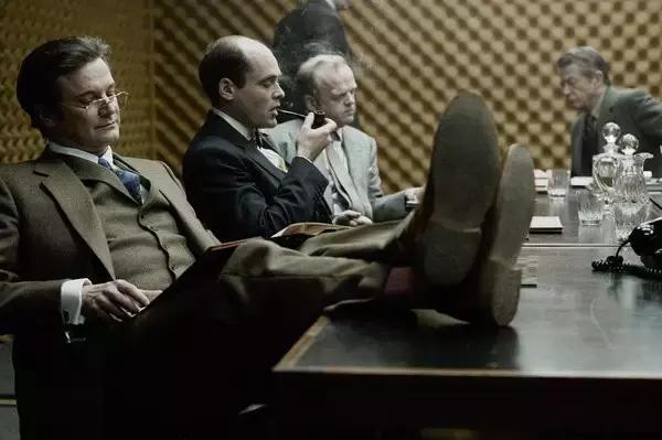 放着间谍这份很有前途的职业，为什么要当逗比呢