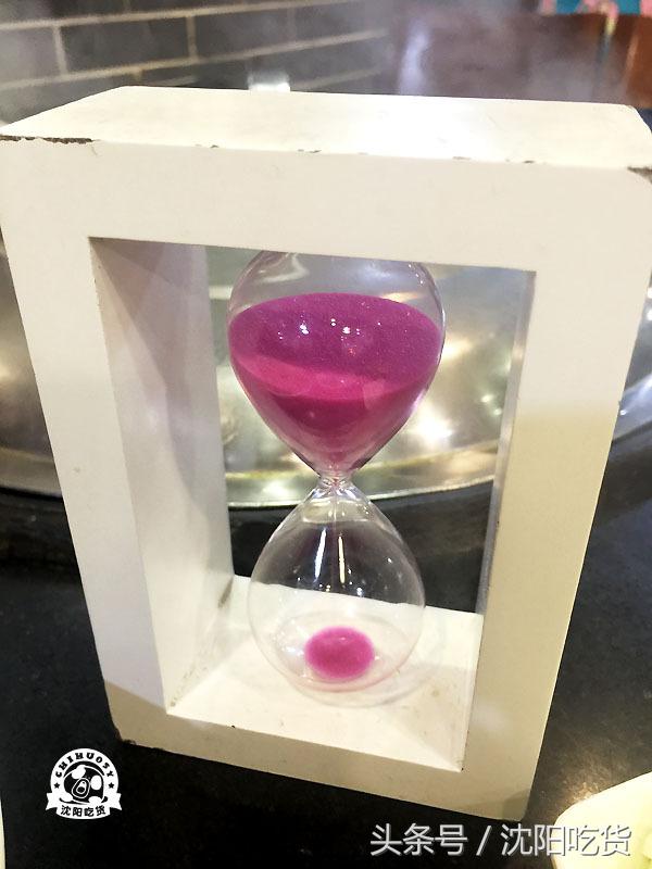 热气腾腾的铁锅炖鱼看起来好美味,铁锅炖鱼真的好吃