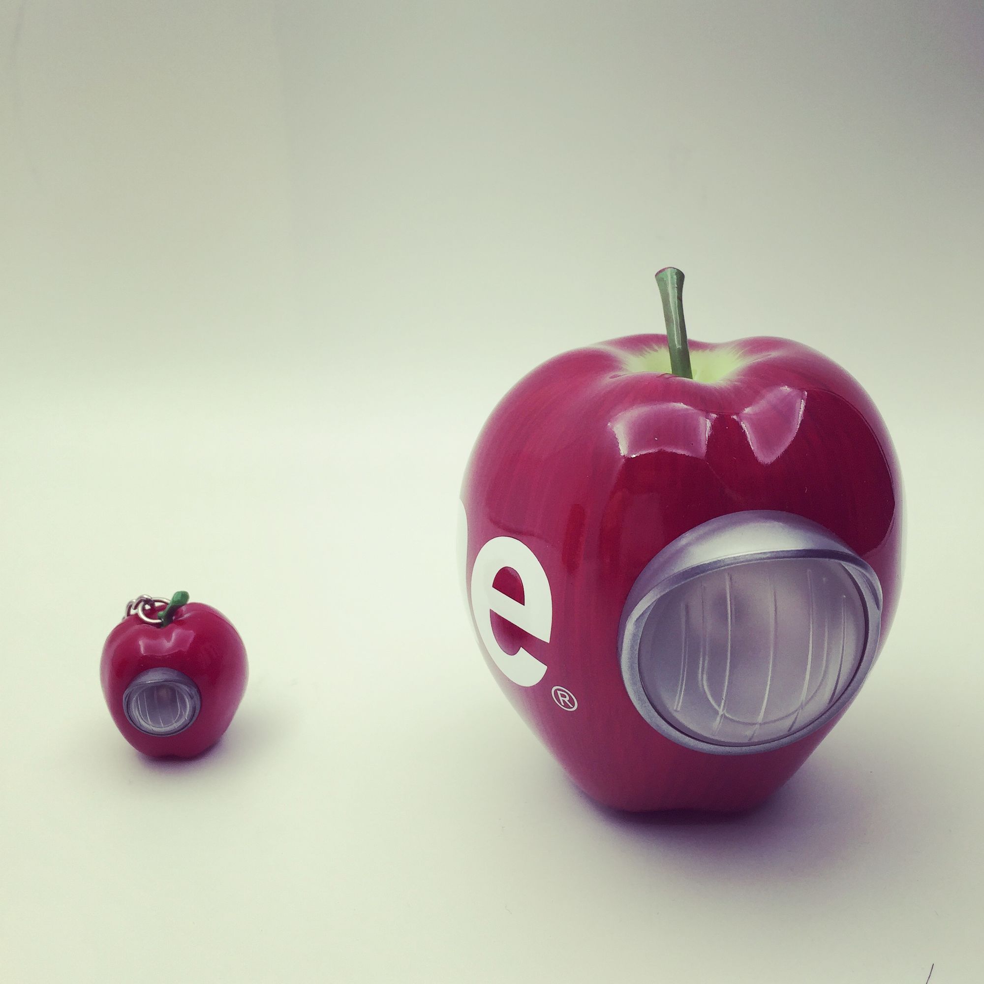 一块700多砖头一个上千的苹果，SUPREME颠覆你的价值观