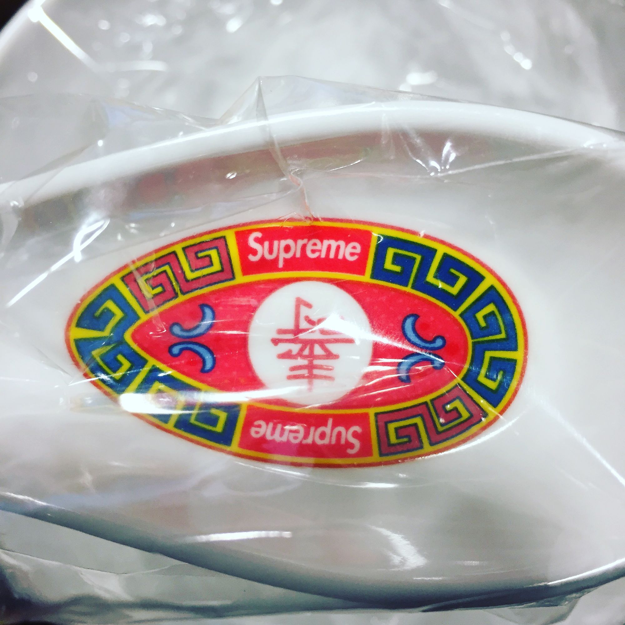 一块700多砖头一个上千的苹果，SUPREME颠覆你的价值观