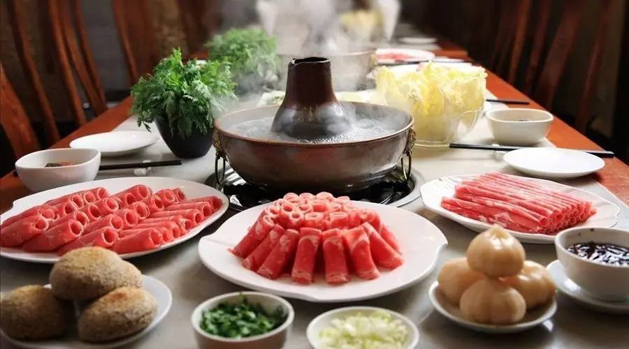 云南省超越购物中心下的火锅店,比较红火的火锅店