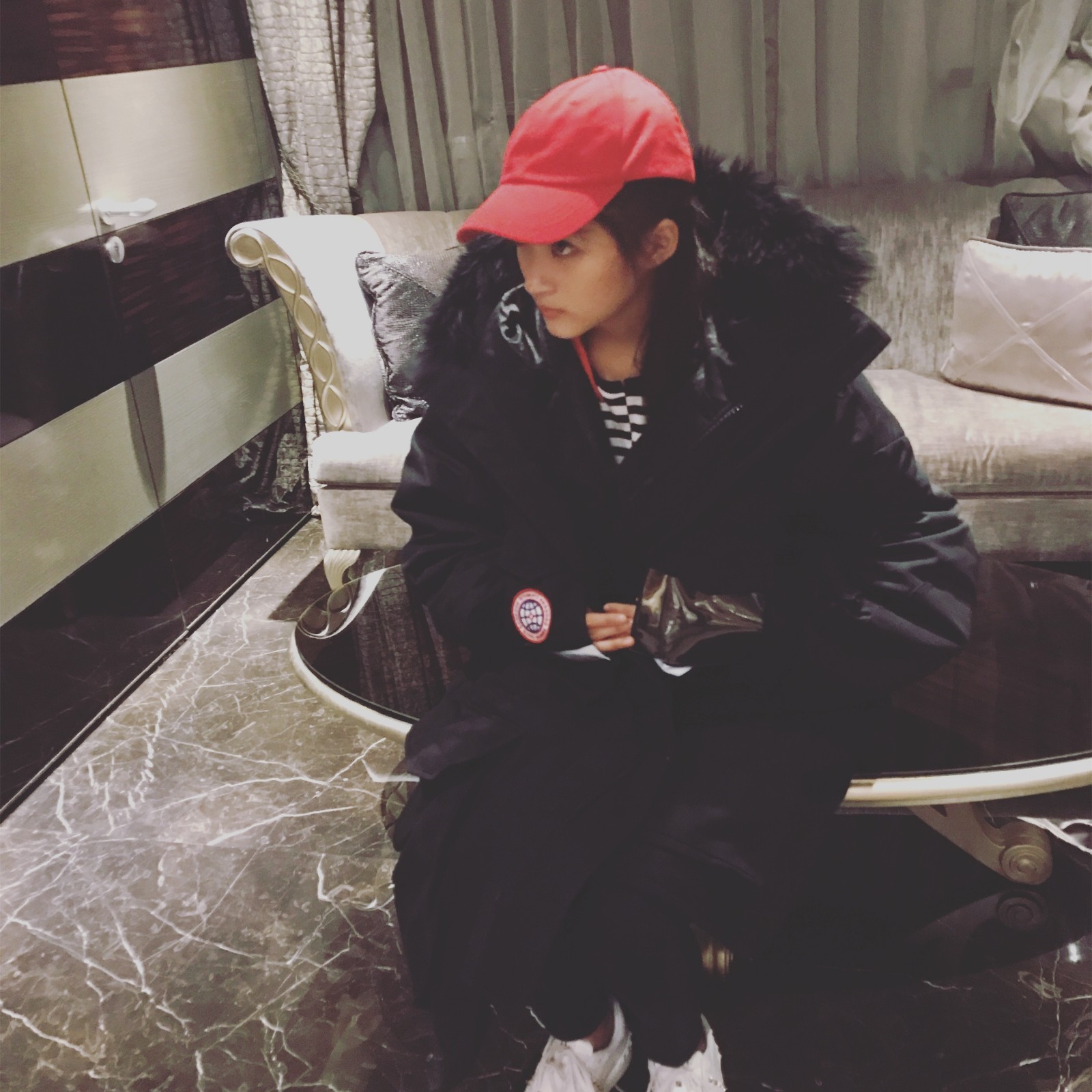 关晓彤总算不穿秋裤现身了,关晓彤穿黑色保暖衣