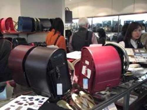 日本小孩的书包为什么那么贵,日本小学生的书包到底有多少钱