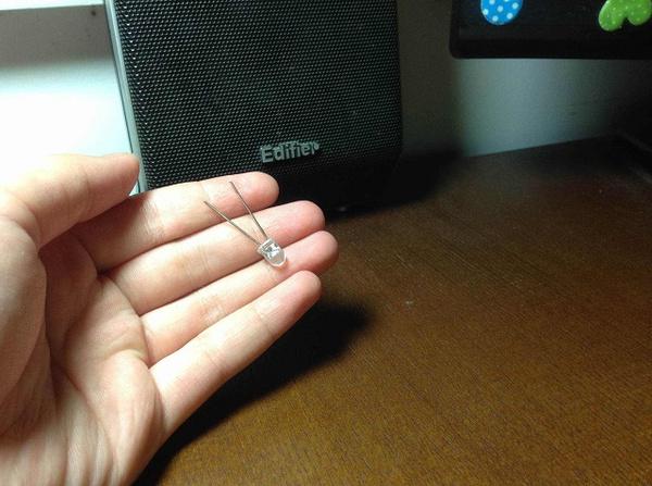 小学生自制电动发电机科学小实验,科学老师制作了一个风力发电机