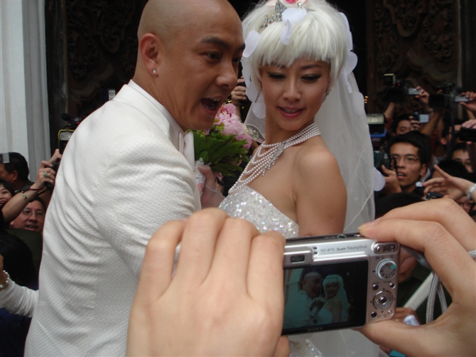 我们小时候都看过他的电视剧，听过他的粤语歌，学他的招牌笑容