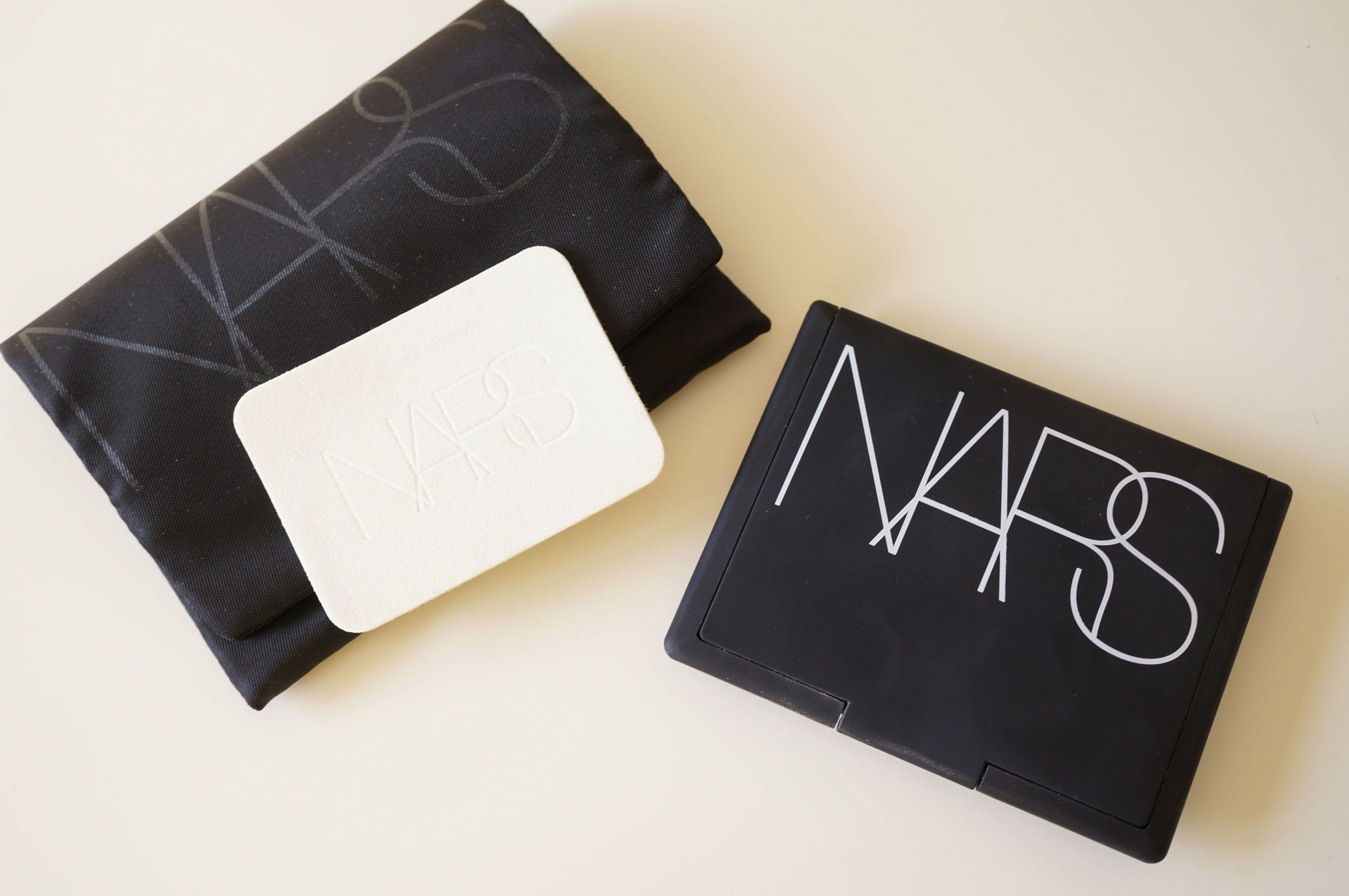 nars流光美肌蜜粉饼合适什么皮,nars裸光蜜粉饼专柜价