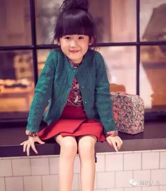 儿童毛衣怎么穿出时尚感,短款洋气小毛衣明星穿搭