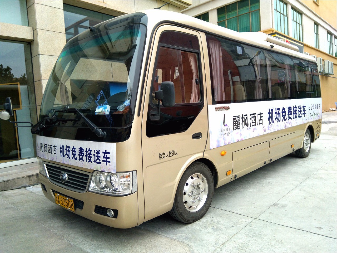 飞机延误三次后安全抵达,飞机延误三个半小时终于到家了