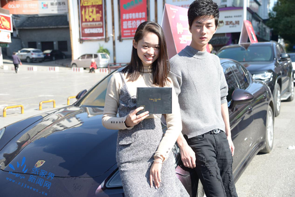 帅哥美女街头拥抱,帅哥美女表达爱意