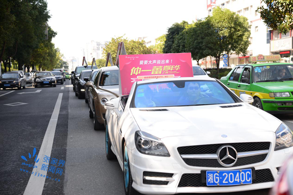 帅哥美女街头拥抱,帅哥美女表达爱意