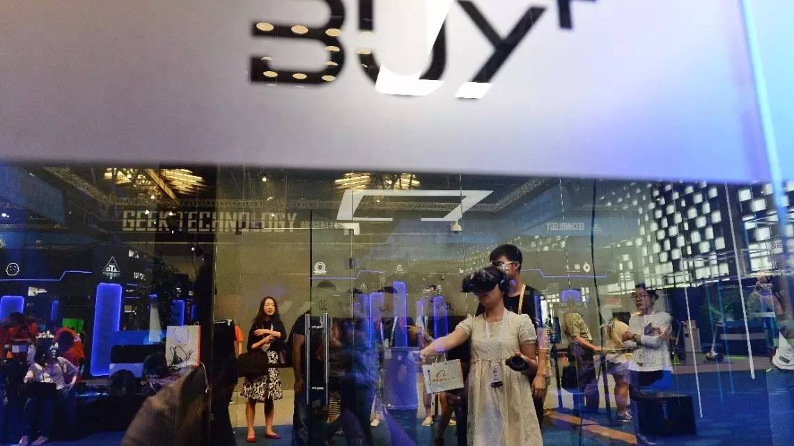 看法|天猫的VR购物、AR抓猫到底给时装品牌带来了哪些效益？