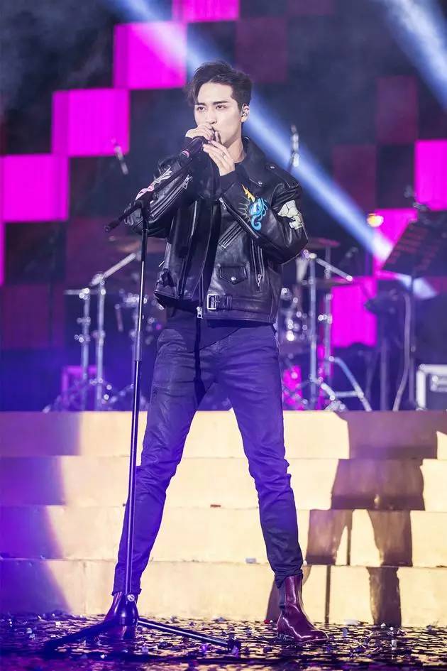 这个男人太神奇！会唱会跳有腹肌，还会边织毛衣边撒娇···