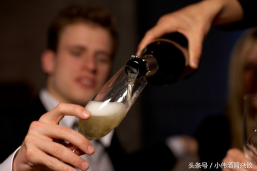 在酒桌上被当众羞辱怎么办,在酒桌上被人恶意灌酒