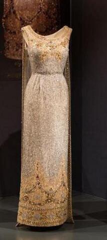 英国女王的高级礼服,英国女王的着装风格