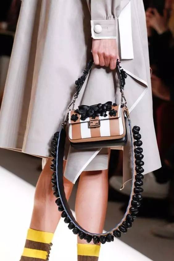 你一定想知道的真实故事,能够看看你每天背的包里有啥吗