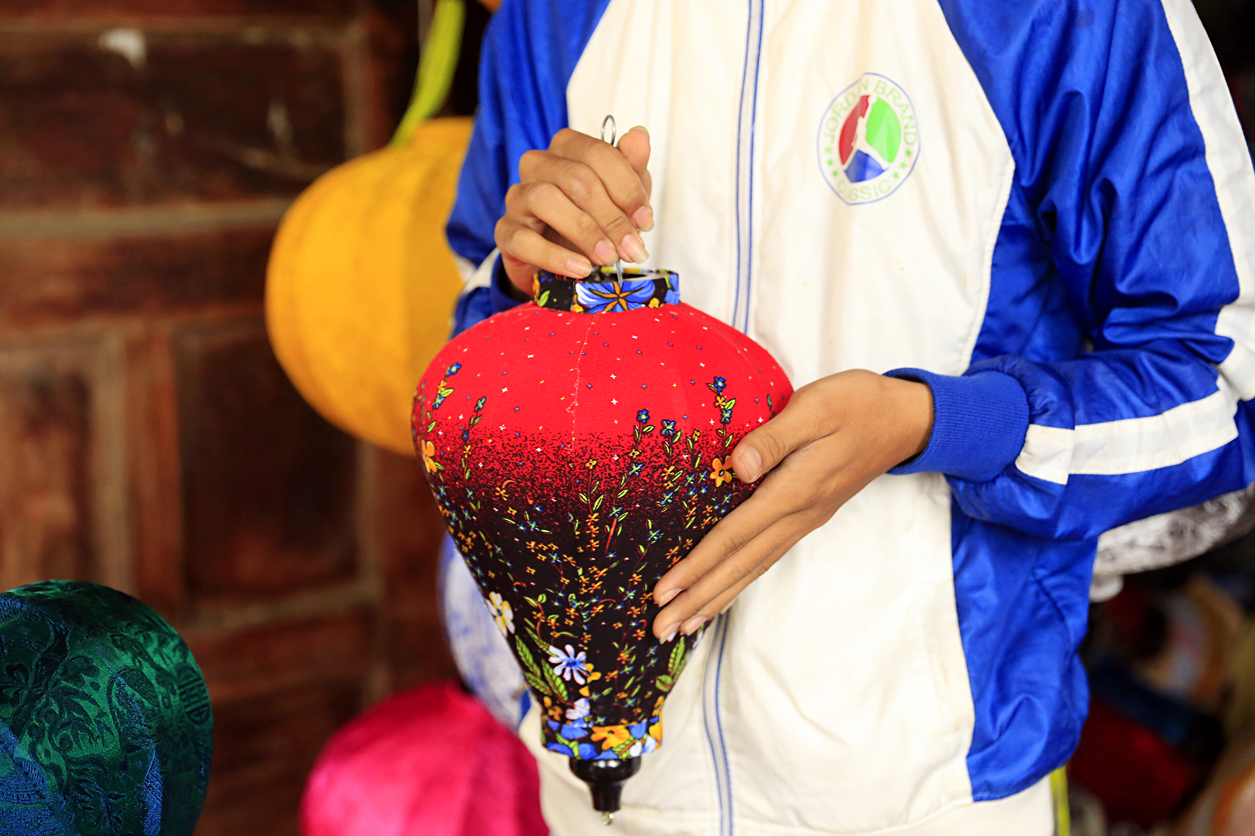 在越南会安古镇，喝一杯柠檬叶荷花茶、拍一次灯笼里的订婚照