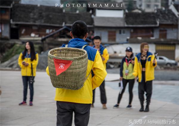 上山割茅草编茅草筐,农村割草竹筐手工编织教程