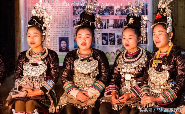 上山割茅草编茅草筐,农村割草竹筐手工编织教程