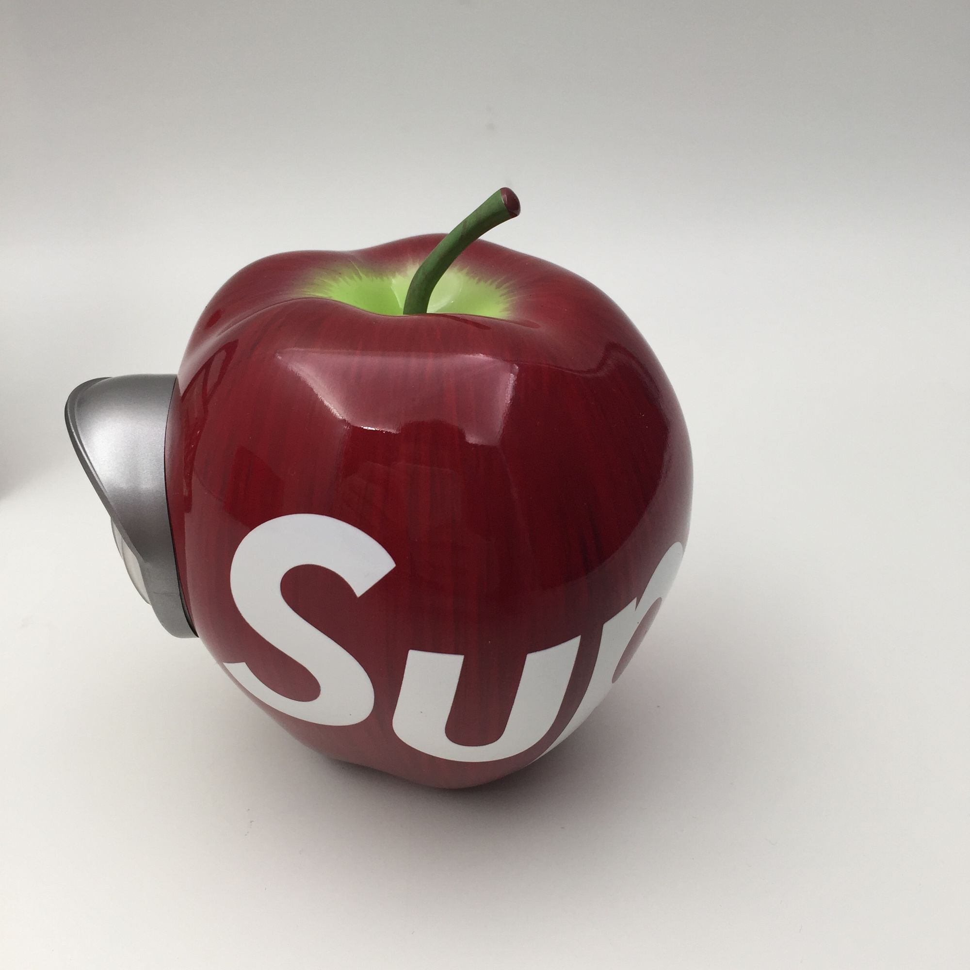 一块700多砖头一个上千的苹果，SUPREME颠覆你的价值观