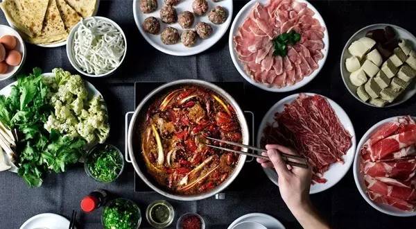 云南省超越购物中心下的火锅店,比较红火的火锅店