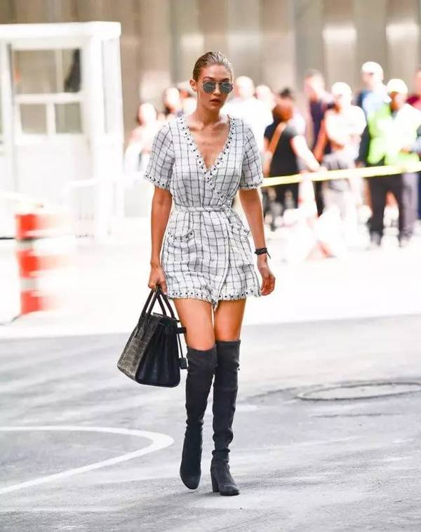 baby杨幂走秀,杨幂baby同框滑雪