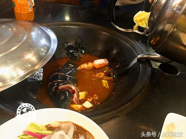 热气腾腾的铁锅炖鱼看起来好美味,铁锅炖鱼真的好吃
