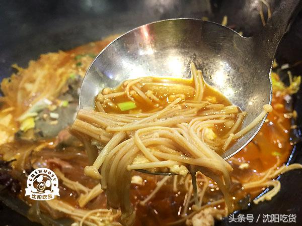 热气腾腾的铁锅炖鱼看起来好美味,铁锅炖鱼真的好吃