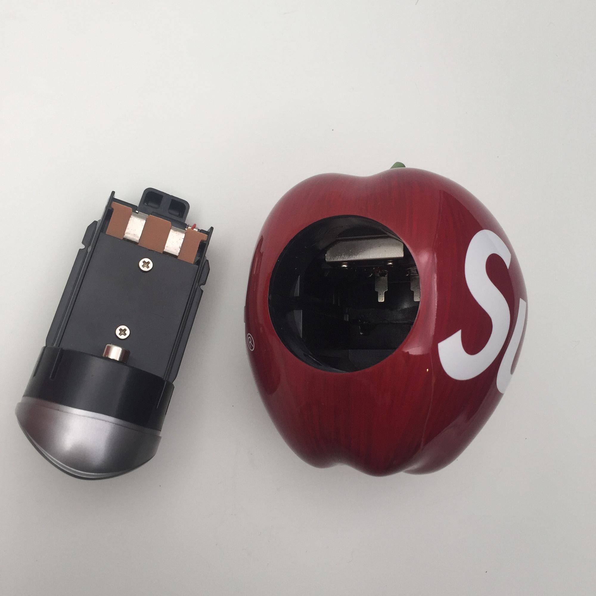 一块700多砖头一个上千的苹果，SUPREME颠覆你的价值观