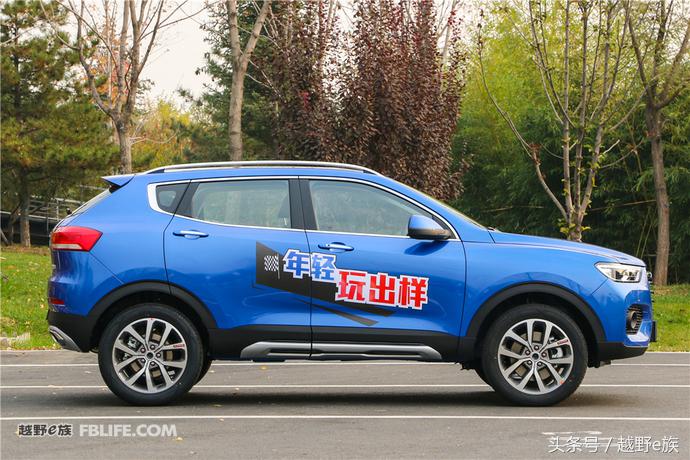 城市中的帅小伙试驾哈弗H2s红标版