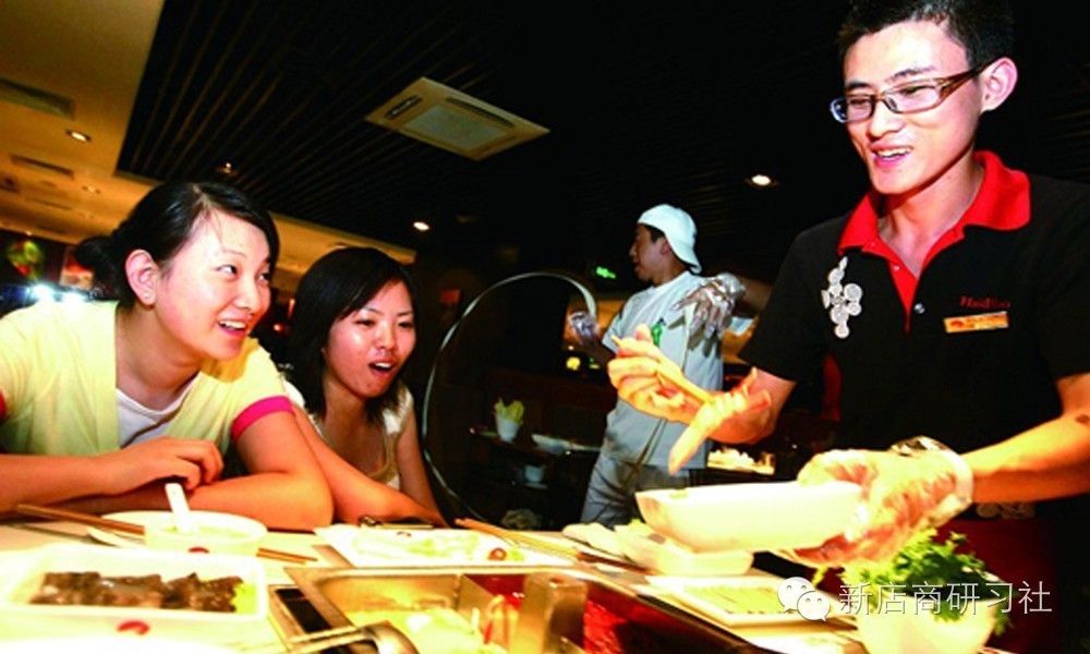 云南省超越购物中心下的火锅店,比较红火的火锅店