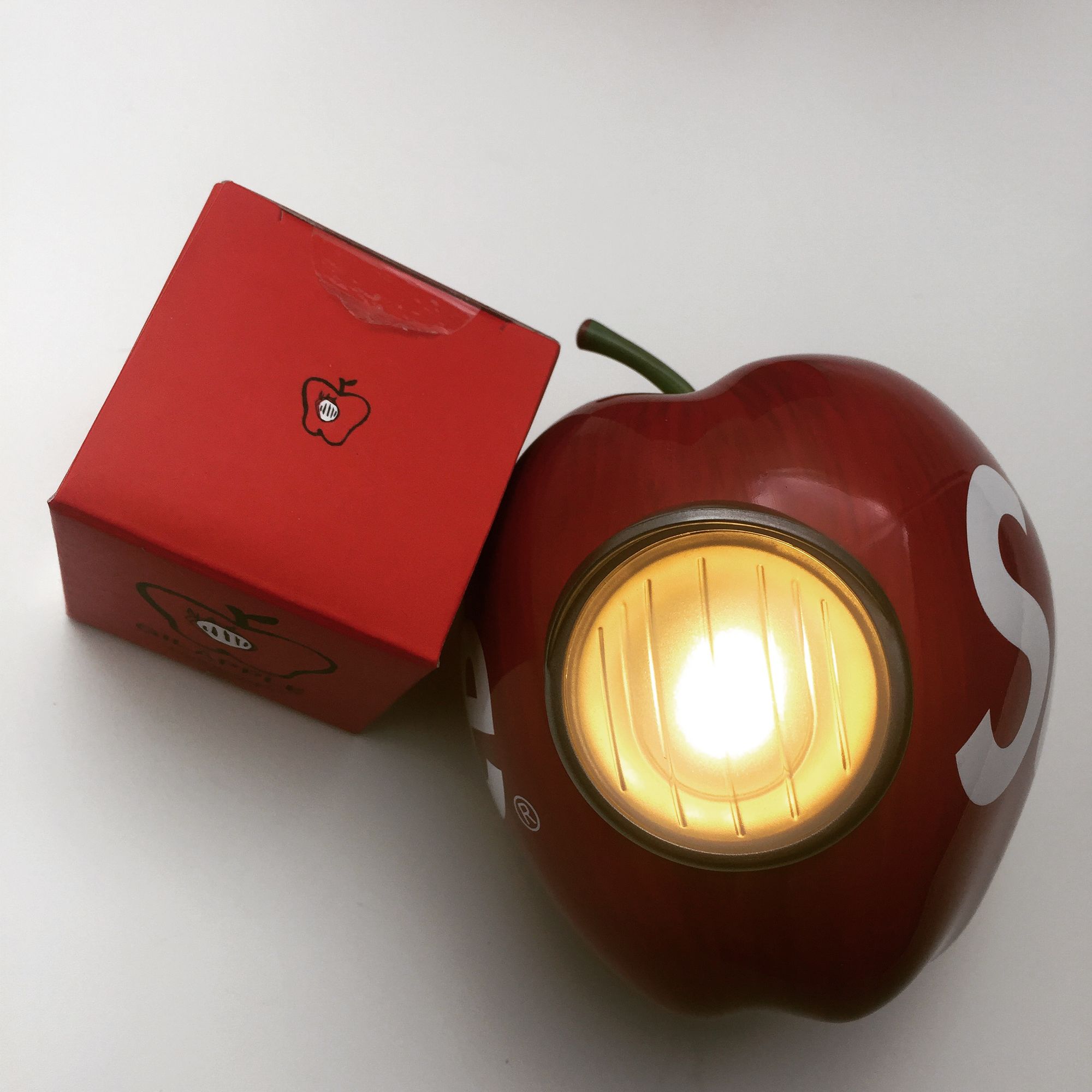 一块700多砖头一个上千的苹果，SUPREME颠覆你的价值观