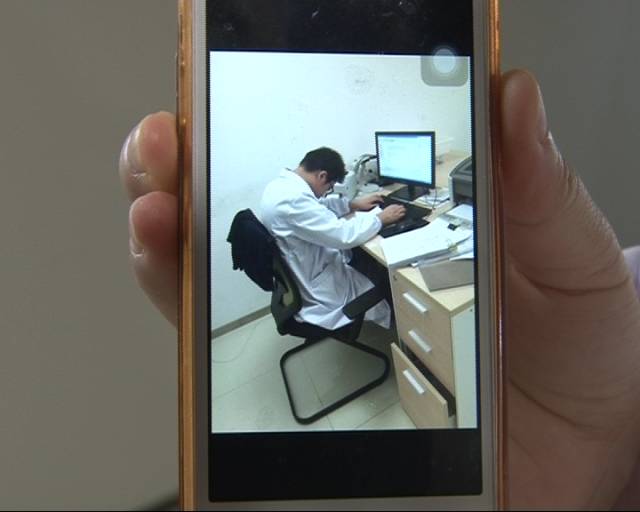 市保健院27岁年轻医生写病历时睡着了竟成了网红！