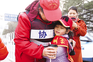 小狗前爪弯曲走路一瘸一拐,小狗前双腿残疾被救助者治好