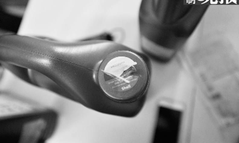 双十一买买买？消费者在京东自营店买到冒牌机油后直播砸车，京东拒绝召回