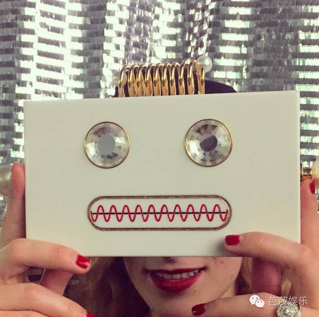 范冰冰拎着表情包走红毯,范冰冰参加天天向上视频