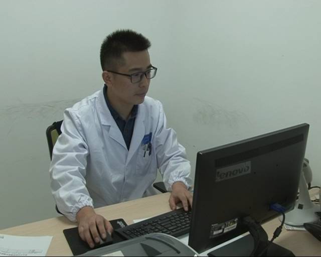 市保健院27岁年轻医生写病历时睡着了竟成了网红！