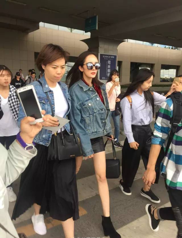 人家说你穿衣服可潮流你咋回答,今年大火的这件单品你真的会穿吗