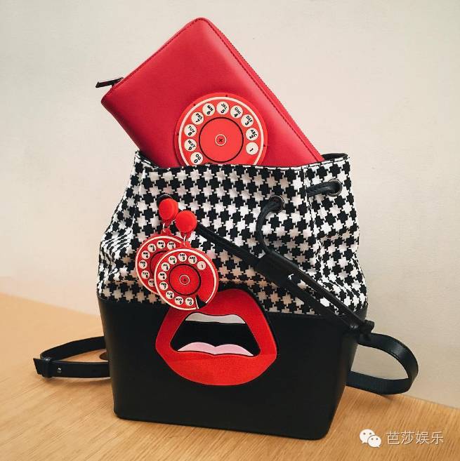 范冰冰拎着表情包走红毯,范冰冰参加天天向上视频