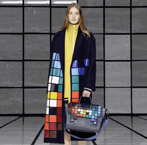 范冰冰拎着表情包走红毯,范冰冰参加天天向上视频