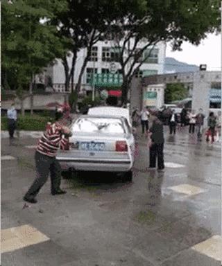 双十一买买买？消费者在京东自营店买到冒牌机油后直播砸车，京东拒绝召回