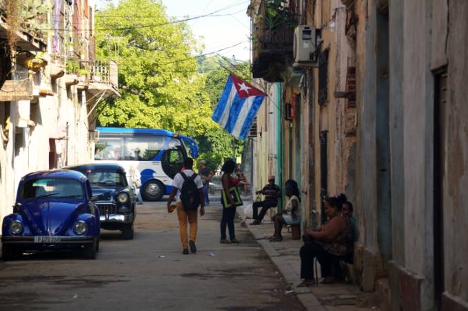 在古巴，1个人1个月只能有5个鸡蛋