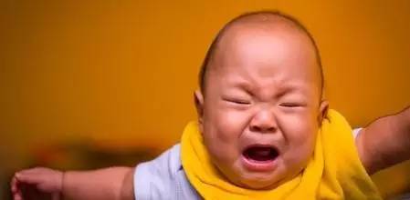 碰到宝宝囟门会成哑巴吗,孩子被按囟门会变傻吗