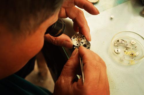 不小心把表镜/屏幕刮花摔破，要怎么处理？