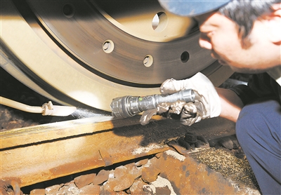 烤砂工：为列车装上“安全防滑链”